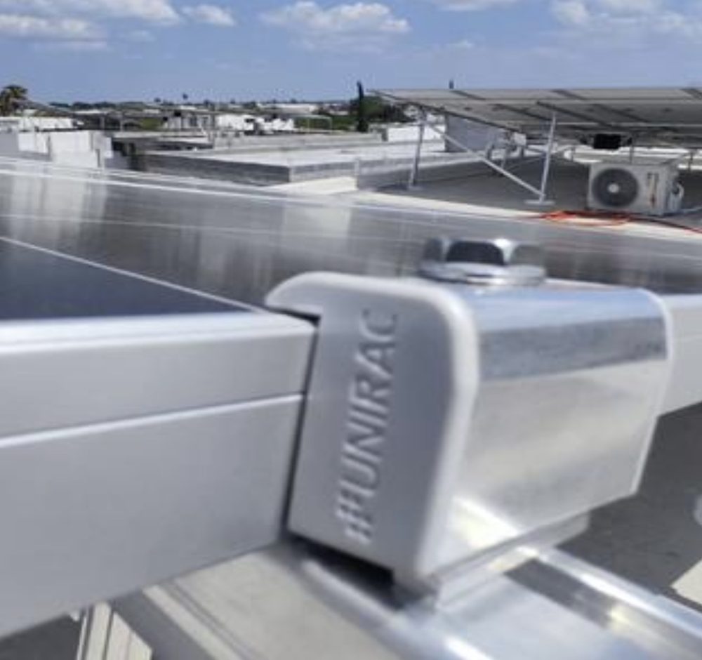 Abrazadera Unirac sujetando el marco de un panel solar