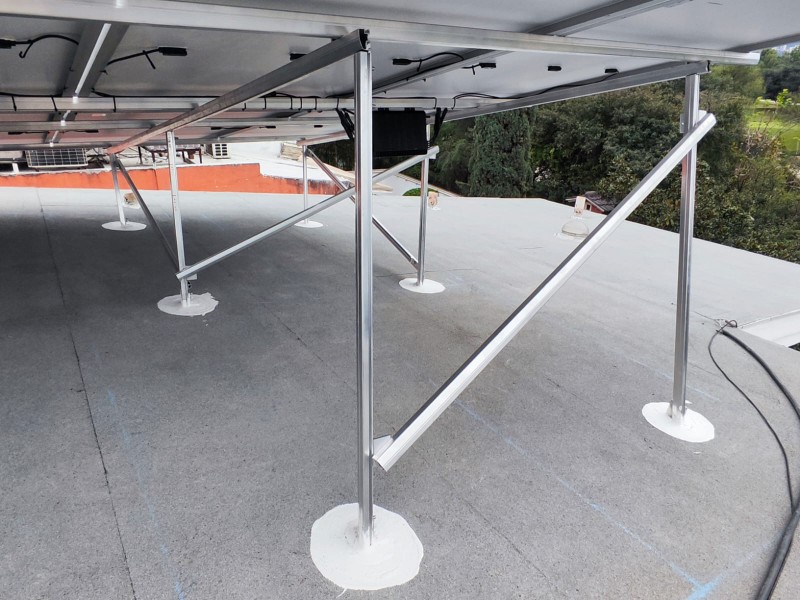 Estructura de aluminio anclada a la losa, con las bases selladas, antes de colocar los paneles