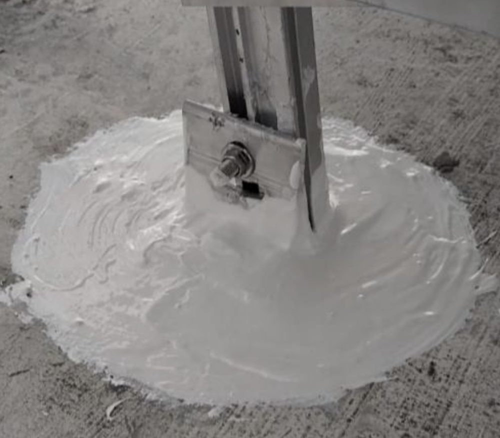 Base de la estructura sellada con impermeabilizante sobre la losa