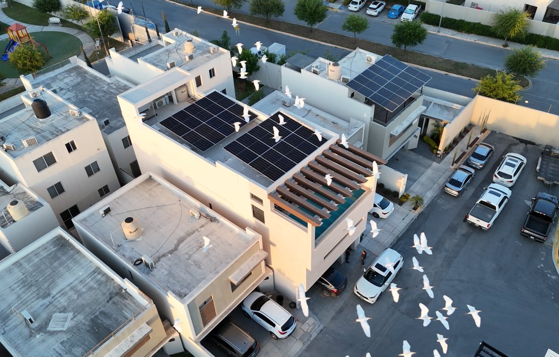 Vista aérea de una casa con paneles solares en un fraccionamiento de Monterrey al atardecer