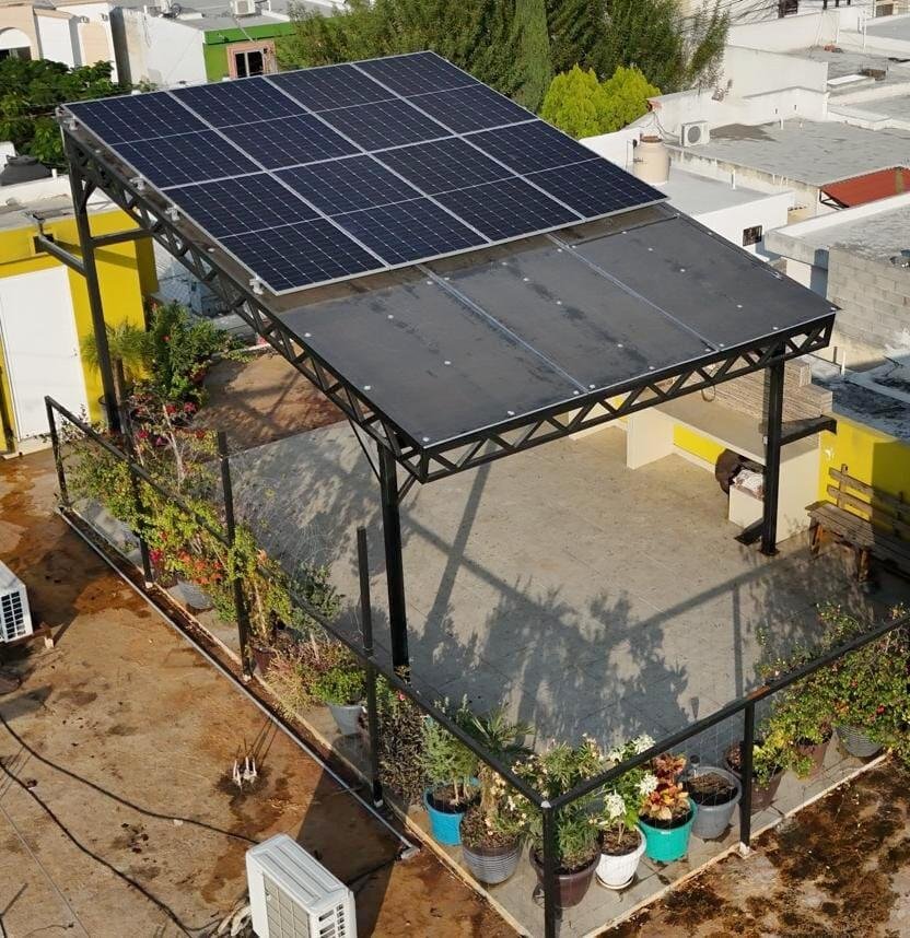 Pérgola solar en azotea, instalación terminada